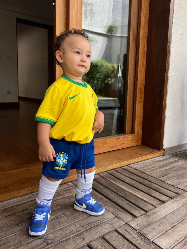 Famosos mostram filhos em sua 1ª Copa